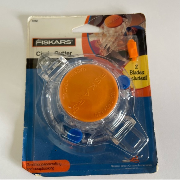 Fiskars Circle Cutter 2 Blades Included - Picture 4 of 9